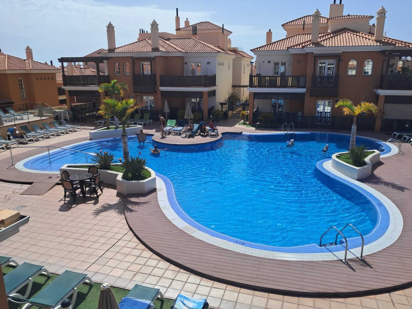 Apartment mit beheiztem Pool und Garage zu verkaufen Apartment mit beheiztem Pool und Garage zu verkaufen